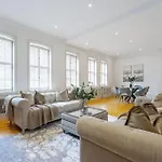 Fabulous 3 Bed Apartment In Kensington London