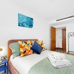 Sleeps 8, Parking, River Views, Chelsea 3 Bdr Apt