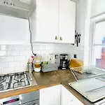 Quiet Beautiful 4 Person Camden Flat W Kitchen
