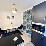 Modern 2 Bed Near Mall And Parking