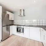 Contemporary Camden Apartment P2