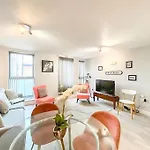 Contemporary Camden Apartment P2