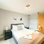 Contemporary Camden Apartment P2