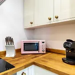Chic 1 Bedroom Parkview Flat At Arundel Square