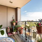 Canary Wharf Retreat With Scenic Balcony Views