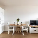 Canary Wharf Retreat With Scenic Balcony Views