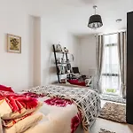 Canary Wharf Retreat With Scenic Balcony Views