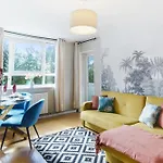 Designer 2 Bedroom Flat In London-Balcony-Sleeps 6