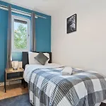 Lovely 4Br House In The City With Parking