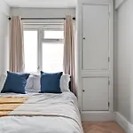 London Zone 2 Stylish 3 Bedroom Apartment Long Stay Special Prices Free Parking