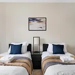 London Zone 2 Stylish 3 Bedroom Apartment Long Stay Special Prices Free Parking