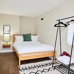 The Holland Park Crib - Classy 2Bdr House