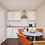 The Holland Park Crib - Classy 2Bdr House