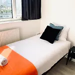 London Poplar Apartment - Sleep 4-5 - Ideal For Business Travellers & Contractors - Near Canary Wharf And Dlr Station - Parking Tickets Available On Request