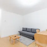 Newly Refurbished 2Bd Flat Close To Excel London