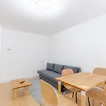 Newly Refurbished 2Bd Flat Close To Excel London