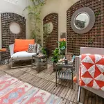 Designer Flat At Paddington Private Outdoor Oasis