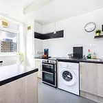 London Poplar Apartment - Sleep 4-5 - Ideal For Business Travellers & Contractors - Near Canary Wharf And Dlr Station - Parking Tickets Available On Request