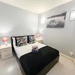 1 Bedroom Flat With Free Parking In Canary Wharf Near London Musuem