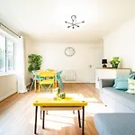 Bright And Spacious Flat With Free Parking