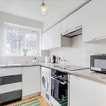 Central London Cosy Apartment With Parking