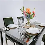 Central London Cosy Apartment With Parking