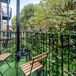 Central London Cosy Apartment With Parking