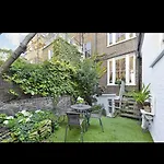 Chelsea Snug With Garden