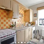 Spacious Double Bedroom In Kensington