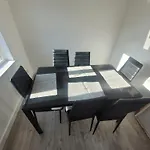 Private Rm In A 2 Bed Near 4 Train Stations