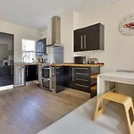 Spacious 2 Bedroom Barons Court, Good Links London