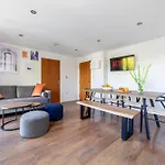 Modern 3 Bed & 3 Bathrooms Flat, Hackney Downs