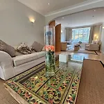 Stunning 5 Bedroom Putney House