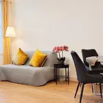 Blossom Apartment With Garden