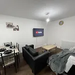 Stratford-2Bedroom-Close To Local Transport- Wifi