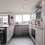 Spacious Wanstead Apartment- Sleeps 4!