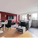 Spacious Wanstead Apartment- Sleeps 4!