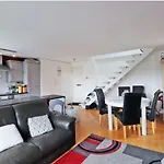 Spacious Wanstead Apartment- Sleeps 4!