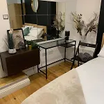 Modern Cosy Apartment In London, Sw9