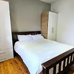 Super Cozy 2 Bed 2 Bath Ground Floor Flat!