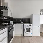 2 Bedroom Flat Sw9 -2Min Walk From Brixton Station, Free Off Road Parking