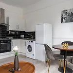 2 Bedroom Flat Sw9 -2Min Walk From Brixton Station, Free Off Road Parking