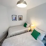 Modern Two Bedroom Two Bath Opp Tube Station