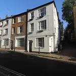 Cute & Quiet Apartment In The Heart Of Hampstead