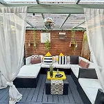 2Bed Garden House W/Hot Tub, Sauna & Cinema Room