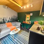2Bed Garden House W/Hot Tub, Sauna & Cinema Room