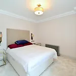 Bright Spacious Home In Mayfair 1600Sqft Sleeps Up To 6 People