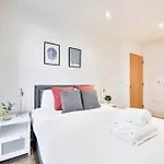 The Thamesview - Stylish 2 Bed Flat With Balcony