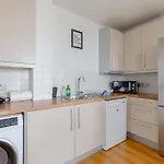 Bright 2 Bed Flat With City Views Near Tower Bridge