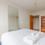 Bright 2 Bed Flat With City Views Near Tower Bridge